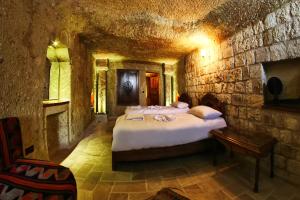 Postel nebo postele na pokoji v ubytování Kemerhan Cave Suites