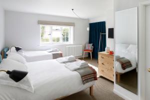 Een bed of bedden in een kamer bij Compasses Inn