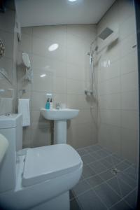 Ванная комната в Barnston House - Heswall - spacious homely holiday home by Rework Accommodation