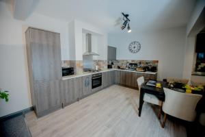 cocina con mesa y encimera en Barnston House - Heswall - spacious homely holiday home by Rework Accommodation en Heswall