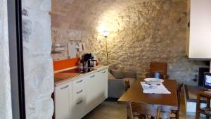 Kuchyň nebo kuchyňský kout v ubytování Masseria del Ponte