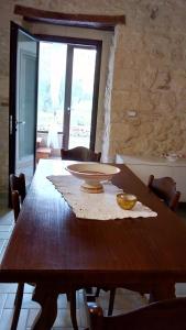 una mesa de madera con un bol encima en Masseria del Ponte, en Pretoro