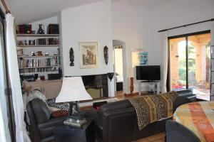 uma sala de estar com um sofá e uma televisão em A CASA DI MAMMÓ em Cargèse