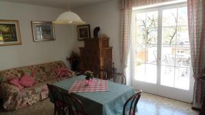 - un salon avec une table et un canapé dans l'établissement Il Granello, à Tuenno