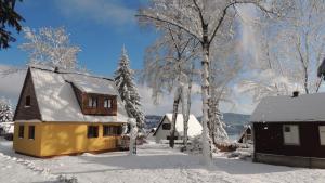 リプノ・ナト・ヴルタヴォウにあるChata Sandraの雪に覆われた家