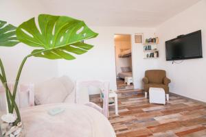 Telewizja i/lub zestaw kina domowego w obiekcie Los Ancones Apartment