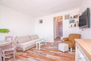 Telewizja i/lub zestaw kina domowego w obiekcie Los Ancones Apartment