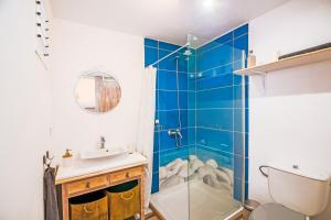 łazienka z prysznicem, toaletą i umywalką w obiekcie Los Ancones Apartment w Costa Teguise +37 zdjęć
