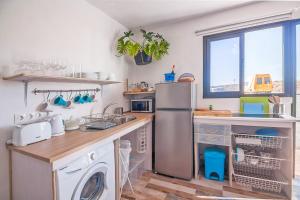 kuchnia z lodówką i zmywarką do naczyń w obiekcie Los Ancones Apartment w Costa Teguise