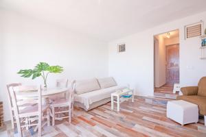 Część wypoczynkowa w obiekcie Los Ancones Apartment