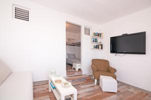 Telewizja i/lub zestaw kina domowego w obiekcie Los Ancones Apartment