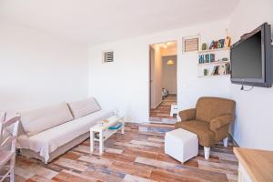 Telewizja i/lub zestaw kina domowego w obiekcie Los Ancones Apartment