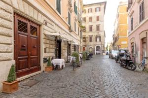 a cobblestone street with tables and chairs on a building at Trans Tiberim in Rome