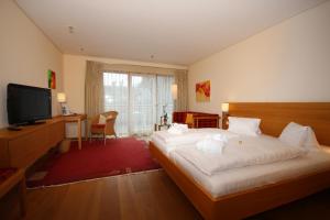 A bed or beds in a room at Hotel Hollweger