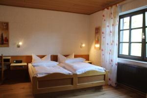 Postel nebo postele na pokoji v ubytování BELVEDERE Appart & Chalet - Ihr Zuhause auf Zeit am Edersee - Ihr Geschenk die GästeCard GrimmHeimat + 37 fotografií