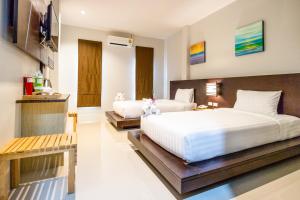 1 dormitorio con 2 camas en una habitación en S2 Residence, en Ao Nang Beach