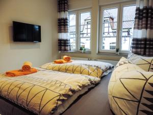 מיטה או מיטות בחדר ב-Ferienwohnungen Zum Brockenbäcker in Schierke