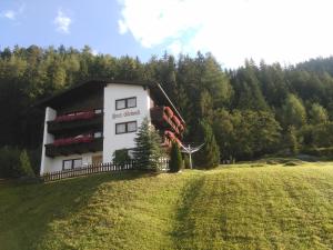 ein Gebäude an der Seite eines Hügels mit Bäumen in der Unterkunft Haus Edelweiß in Jerzens