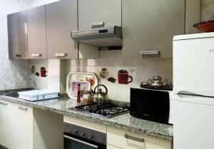 Kuchyň nebo kuchyňský kout v ubytování Aparthotel Les Oliviers Suites & Spa