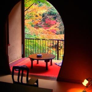 a room with a table in front of a window at Shiunso in Hakone