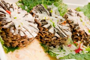 een bord eten met een salade met vlees en champignons bij Hotel La Santa Maria in Cala Millor