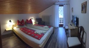 Łóżko lub łóżka w pokoju w obiekcie Pension & Apartments Waldkrieber