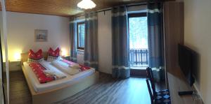 Łóżko lub łóżka w pokoju w obiekcie Pension & Apartments Waldkrieber
