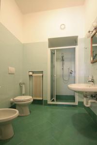 uma casa de banho com um chuveiro, um WC e um lavatório. em Il Sole em Bérgamo