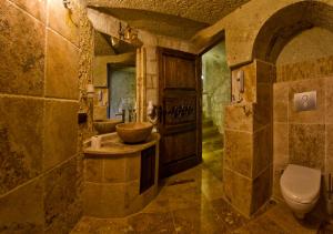 Koupelna v ubytování Kemerhan Cave Suites