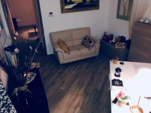 uma sala de estar com um sofá e uma mesa em Residenza Murat BB em Caserta