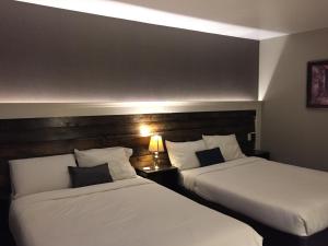 Postel nebo postele na pokoji v ubytování Greenside Motel