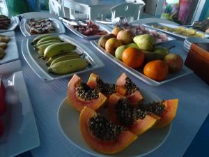 een tafel met fruitschalen op borden bij Pensaò Big Game Maio in Vila do Maio