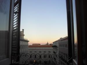 una ventana con vistas a un edificio en Ai quattro canti di città en Palermo