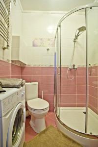 モスクワにあるLakshmi Apartment Novy Arbat 1kのバスルーム(トイレ、洗濯機付)