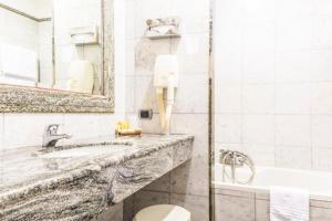 Um banheiro em Hotel Giolli Nazionale
