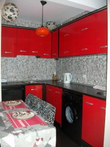 A kitchen or kitchenette at Black&Red Apartment Még 37 kép