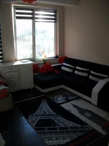 A seating area at Black&Red Apartment