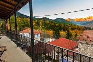 balcón con vistas a las montañas en Elatos Rooms, en Mikrón Khoríon