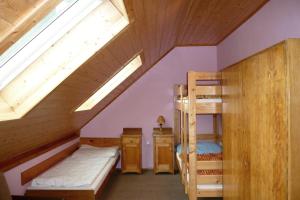 Poschodová posteľ alebo postele v izbe v ubytovaní Pod Sněžníkem