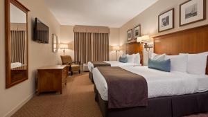 Postel nebo postele na pokoji v ubytování Best Western PLUS Chemainus Inn