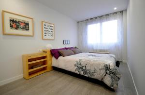 1 dormitorio con cama y ventana en el11 apartamento en Zamora