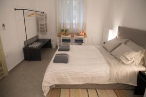 een slaapkamer met een groot wit bed, een bureau en een bureau bij Athenian Neoclassical Apartment in Athene