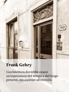 uma foto a preto e branco de uma porta da frente de um edifício em Le Mosse di Anna em Florença