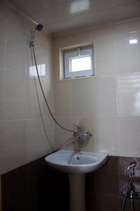 La salle de bains est pourvue d'un lavabo et d'une douche. dans l'établissement Villa Premium Qusar, à Qusar