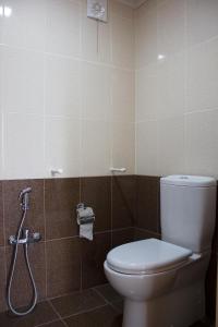 łazienka z toaletą i prysznicem w obiekcie Villa Premium Qusar w mieście Qusar