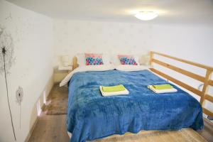 Katil atau katil-katil dalam bilik di Macskakő Apartman