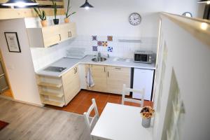 Dapur atau dapur kecil di Macskakő Apartman