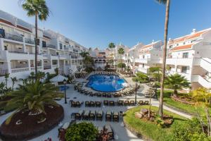 vista aerea sul cortile di un resort con piscina di Beverly Hills Heights - Excel Hotels & Resorts a Los Cristianos