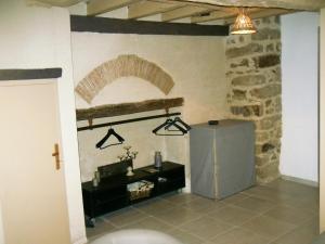 um quarto com uma parede de tijolos e uma prateleira na parede em La maison bleue em Nogent-sur-Seine