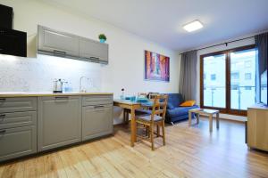 A kitchen or kitchenette at Apartament Bema 38